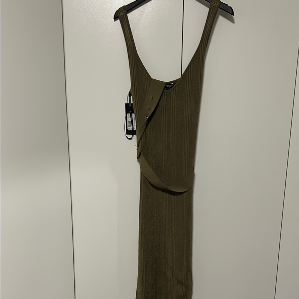 Sleek Green Sheath Dress with Scoop Neck and Sleeveless Design for Cocktail